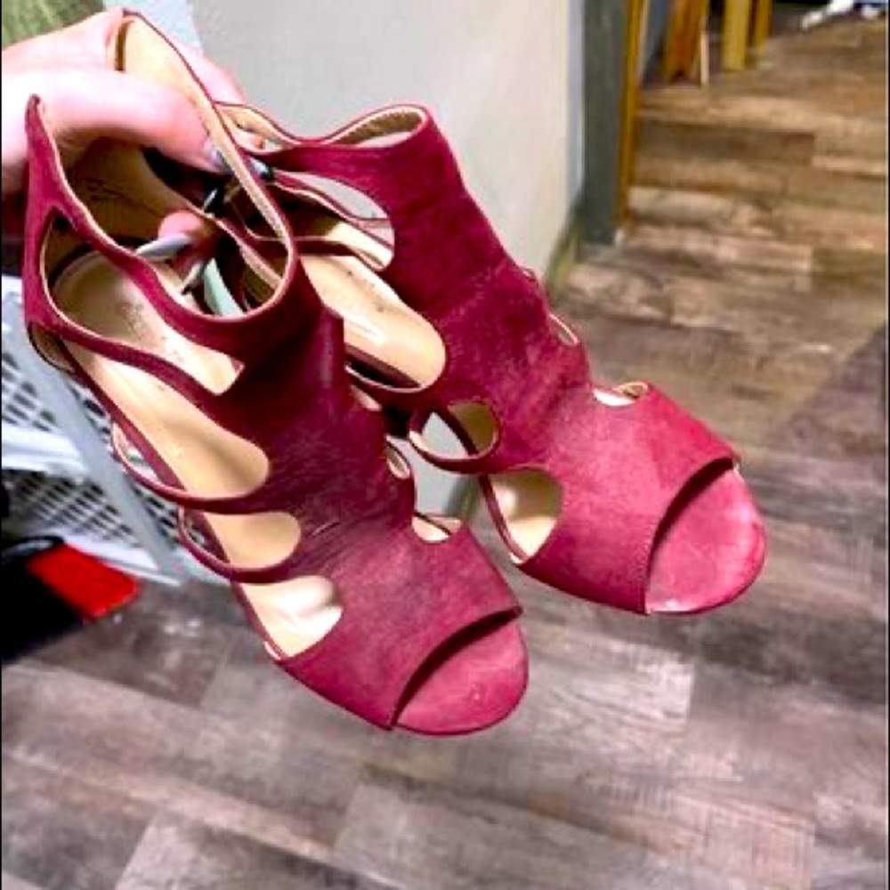 High heels size 8 only worn once and it’s been stuffed away in my closet